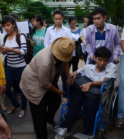 Rồi cô Ba tất tả chạy đến đón con