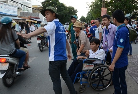 Đường đông nên Toàn khá vất vả để di chuyển