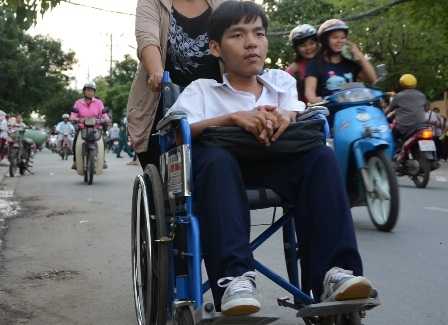 Nhà nghèo, khuyết tật nên Toàn càng cố gắng học hành