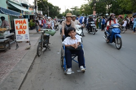 Để đưa con đến trường thi, cô Ba phải đẩy bộ hơn 1 tiếng đồng hồ