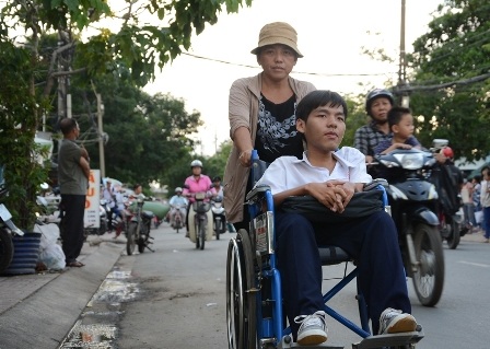Suốt 12 năm qua, ngày nào mẹ cũng đẩy Toàn đến trường