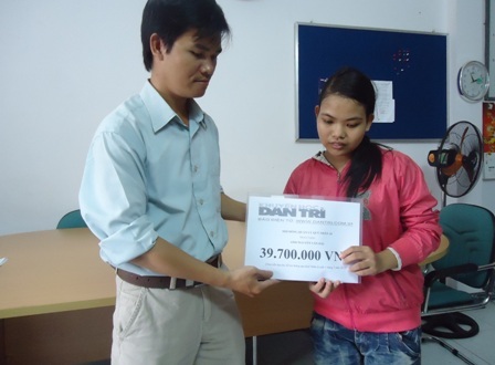 Trao tặng gia đình chị Nguyễn Thị Nguyệt 39.700.00 đồng bạn đọc ủng hộ trong tuần 1 tháng 7