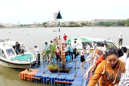 Một đoàn khách đi tham
quan dự án Riverside Linh Đông bằng canô