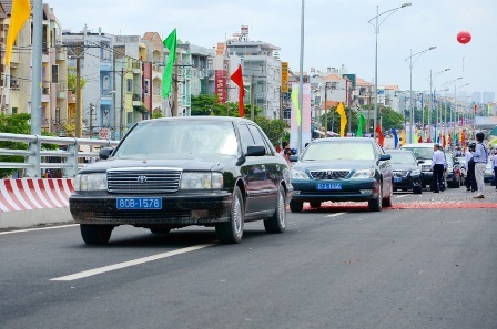 TPHCM: Thông xe hàng loạt công trình giao thông trọng điểm - 2 Những chiếc xe đầu tiên băng qua cầu vượt