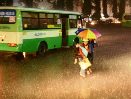 Hành
khách đến bến xe trong trời mưa tầm tã