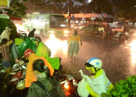 Thời
tiết không ủng hộ hành trình về quê nghỉ lễ của người dân