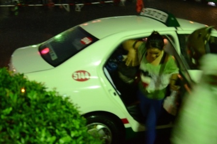 Chỉ vài
hành khách đi taxi, xe buýt là không bị ướt