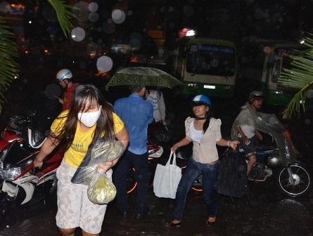 Tất tả
vào nhà ga tránh mưa