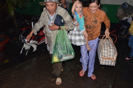 Tất tả
vào nhà ga tránh mưa