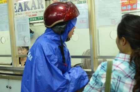 Đội cả
áo mưa vào bến mua vé