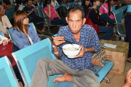 Tranh thủ
bữa cơm tối ngay tại bến xe