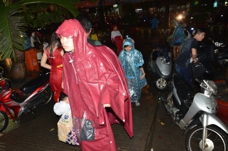 Khổ sở
chờ xe xuất bến