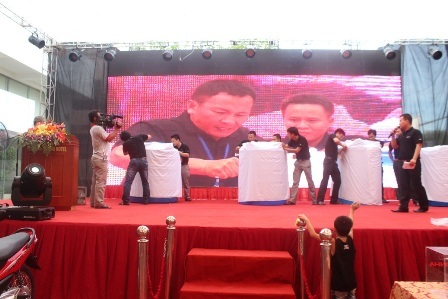 “Quá vất vả để khoan phá bồn nhựa Sơn Hà!” - 2 Các đại lý được tham gia trực tiếp thử nghiệm chất lượng các bồn nhựa trên thị trường