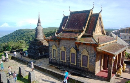 Khám phá “thành phố ma” trên đỉnh Tà Lơn - 10 Chùa Năm Thuyền lung linh, huyền ảo trong nắng sớm