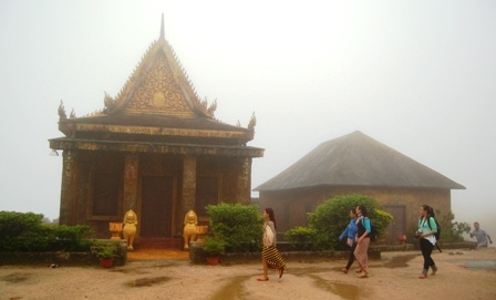Khám phá “thành phố ma” trên đỉnh Tà Lơn - 4 Chùa Năm Thuyền huyền bí trong sương mù