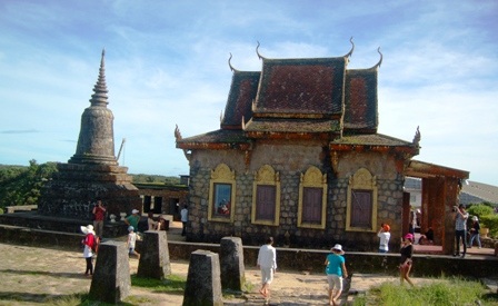 Khám phá “thành phố ma” trên đỉnh Tà Lơn - 8 Chùa Năm Thuyền lung linh, huyền ảo trong nắng sớm