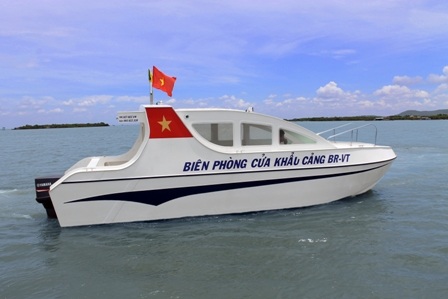 Lật tàu chở 30 người: Tàu của bộ đội biên phòng - 1 Lật tàu chở 30 người: Tàu của bộ đội biên phòng