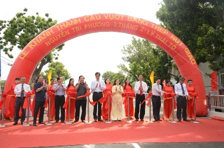 Lãnh đạo thành phố cắt băng khánh thành cầu vượt tại nút giao