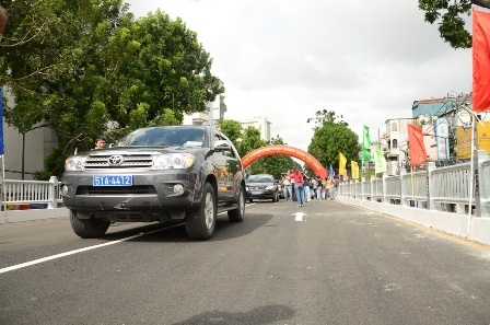 Những chiếc xe đầu tiên đi qua cầu