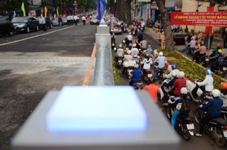 Để đảm bảo mỹ quan, hệ thống đèn được dấu trong lan can cầu