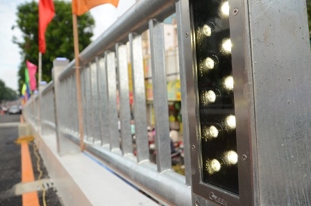 Để đảm bảo mỹ quan, hệ thống đèn được dấu trong lan can cầu