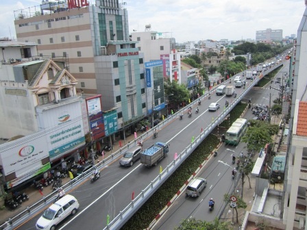 Cũng trong sáng 27/8, cầu vượt tại giao lộ Cộng Hòa – Hoàng Hoa Thám cũng được thông xe