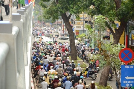 Cảnh ùn tắc trên đường khi cầu vượt chưa thông xe