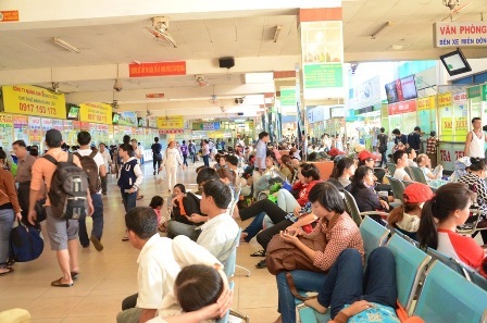 Khuôn viên nhà ga bến xe miền đông chật cứng