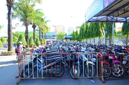 Dù bãi giữ xe mở rộng thêm diện tích ra khu vực đường nội bộ vẫn không đủ chỗ đậu xe