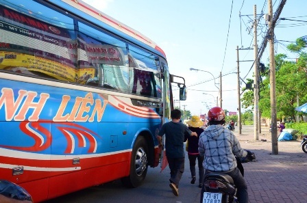 Nhiều người dân vẫn có thói quen đón xe dọc đường, không vào bến mua vé