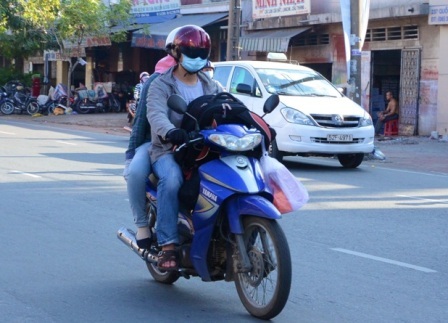 Nhiều người khác lại chọn xe gắn máy làm phương tiện về quê cho thuận lợi và rẻ tiền