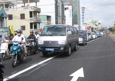 Cầu vượt hẹp nên xe 2 bánh chở cồng kềnh rất dễ gây ra tai nạn