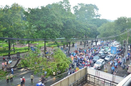 Và mỗi lúc như thế, hàng vạn người dân phải chôn chân trên đường dưới trời mưa gió…