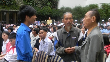 Khơi nguồn lực, sẻ chia với những “Nick Việt Nam” - 3 Nhà
giáo ưu tú Nguyễn Ngọc Ký giao lưu cùng một bạn trẻ khuyết tật.
