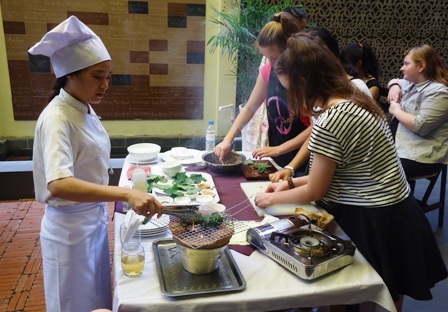 Những trẻ em đường phố được đào tạo làm phục vụ, đầu bếp với chứng chỉ quốc tế tại Koto