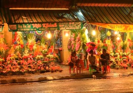 Chợ hoa chiều tối 19/10 vẫn vắng vẻ