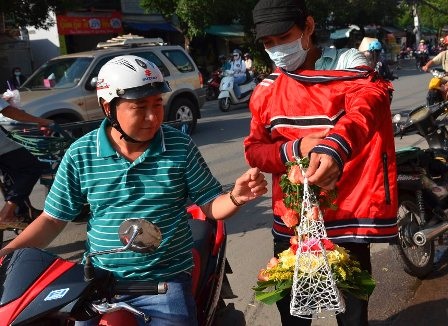 Các điểm bán hoa thời vụ của sinh viên vẫn thỉnh thoảng có khách ghé