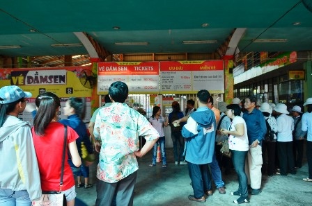 Thậm chí có lúc khách phải xếp hàng chờ mua vé