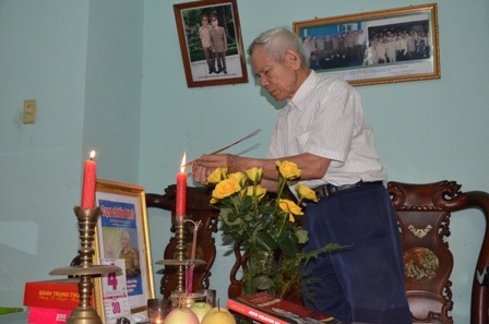 Vừa nghe tin Đại tướng mất, ông lập bàn thờ Đại tướng ngay tại nhà để ngày ngày nhang khói