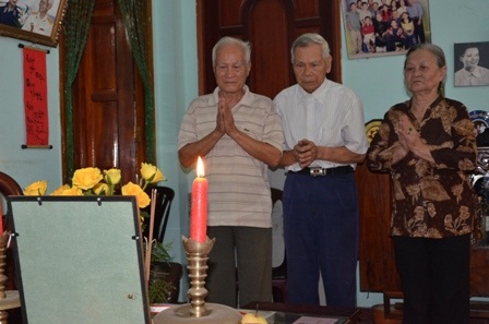 Nhiều đồng đội chiến đấu cũ đến nhà ông thắp nhang cho Đại tướng