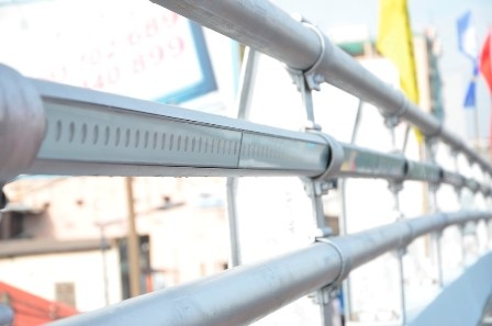 Đèn chiếu sáng được thiết kế ẩn vào trong thành cầu