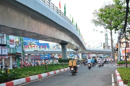 Mảng xanh dưới cầu được chăm chút trong ngày thông xe