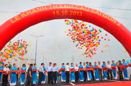 Cắt băng khánh thành cầu Sài Gòn