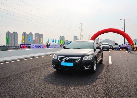 Những chiếc xe đầu tiên qua cầu