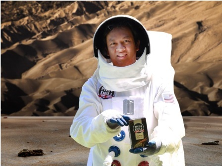 Thị trưởng thị trấn PhinDeli trong trang phục phi hành gia.