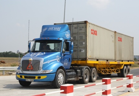 Bắt đầu cấp phù hiệu xe container - 1 Từ ngày 1/10, xe container phải có phù hiệu mới được hoạt động