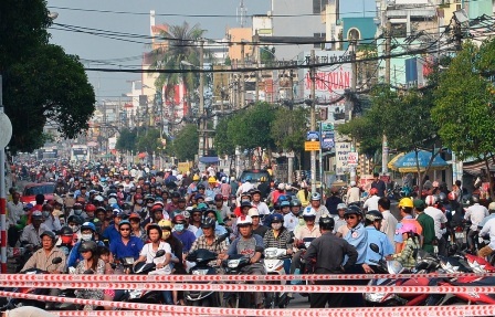 Dòng xe máy bẻ đầu qua cầu tạm, ùn ứ kéo dài suốt tuyến Hậu Giang