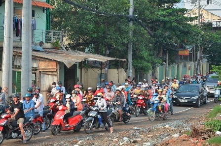 Khiến dòng xe ùn ứ kéo dài trên đường dẫn vào cầu tạm