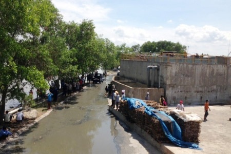 Đình chỉ hoạt động của "Vedan phiên bản 2" - 1 Khu vực xả thải ra sông Đồng Điền của công ty Hào Dương (ảnh: Phúc Yên)