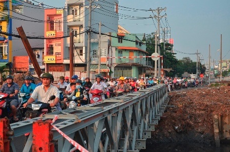 Đóng cầu, thành phố kẹt xe nghiêm trọng - 1 Cầu tạm kẹt cứng